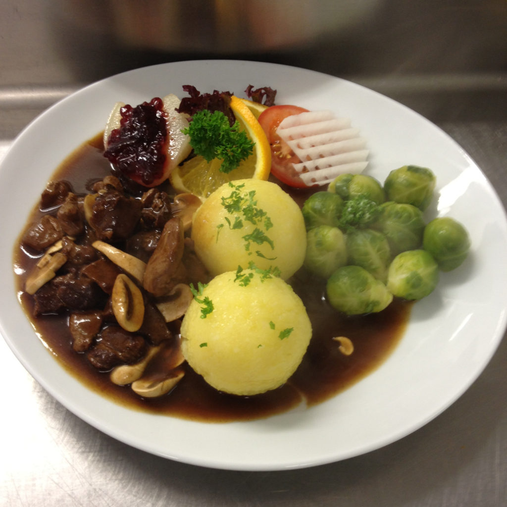 Gulasch mit Klößen und Rosenkohl - Dorfschenke Goldbach